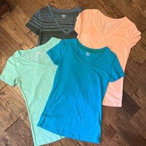 Bundle of 4 women’s Mossimo Supply Co tees small